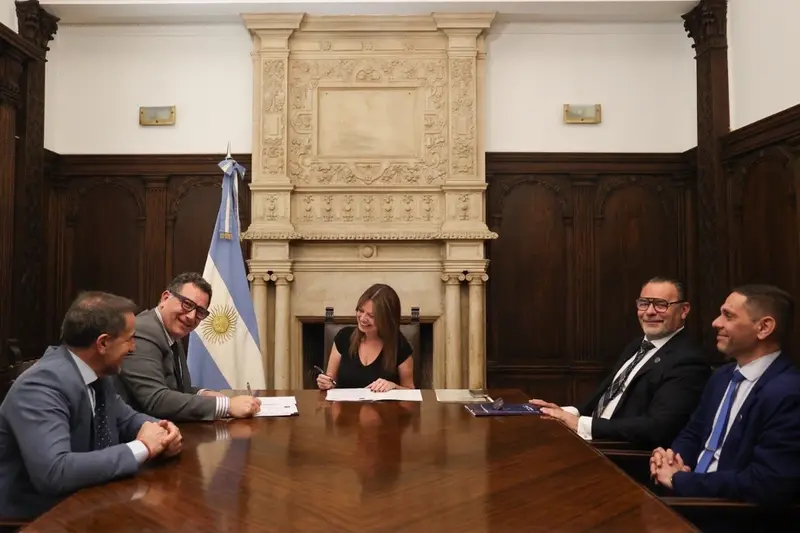 ADIMRA y el Ministerio de Capital Humano firmaron un convenio para formar soldadores con simuladores de realidad aumentada