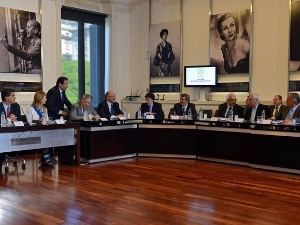 "El Gobierno y empresarios preparan un acuerdo para mejorar la competitividad y la producci�n" (InfoBAE.com - 22/11/2013)